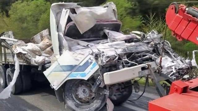 İzmirde freni patlayan kamyon devrildi: 1 ölü