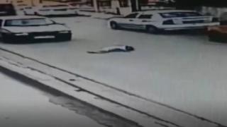 Otomobil yolun karşısına geçmeye çalışan çocuğa çaptı