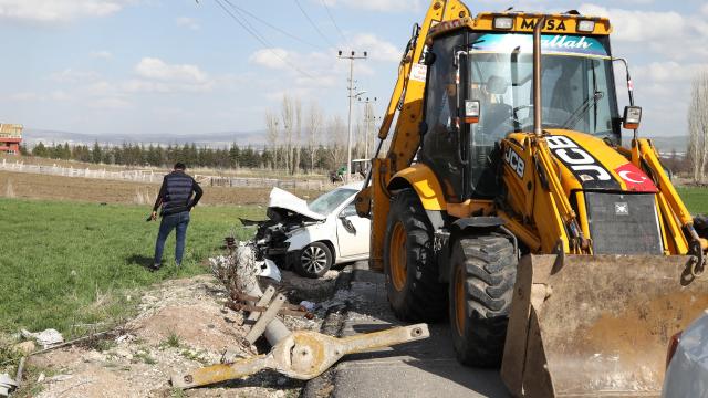 Ankarada otomobil elektrik direğine çarptı: 4 yaralı
