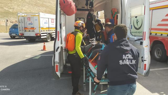 Niğdede otomobil ile kamyon çarpıştı: 5 yaralı