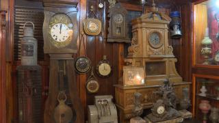 140 yıllık 3 katlı evini antika sergi salonuna çevirdi