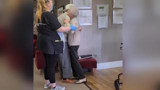 COVID-19'un ayırdığı 90'lık çift aylar sonra buluştu