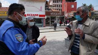 Parkta polisin uyardığı kişi: Hanım temizlik yapıyorum diye evden kovuyor