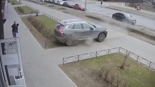 Rusya'da baba ve oğlu otomobilin altında kalmaktan son anda kurtuldu