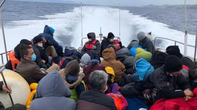 Türk kara sularına itilen 51 düzensiz göçmen kurtarıldı