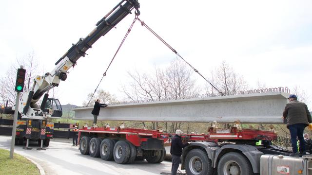 Samsunda beton viyadük ayağı taşıyan tırın devrilmesi trafiğin aksamasına yol açtı