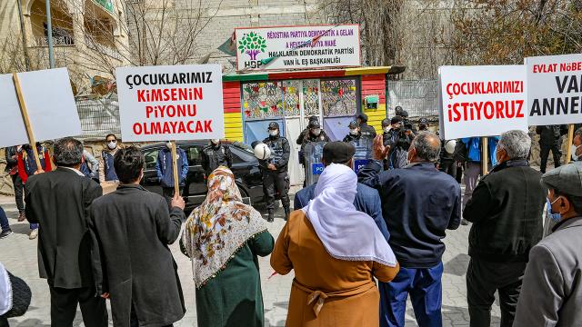 Vanlı aileler HDP İl Başkanlığı önünde eylem yaptı