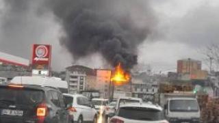 Avcılar'da 4 katlı binanın çatısında yangın