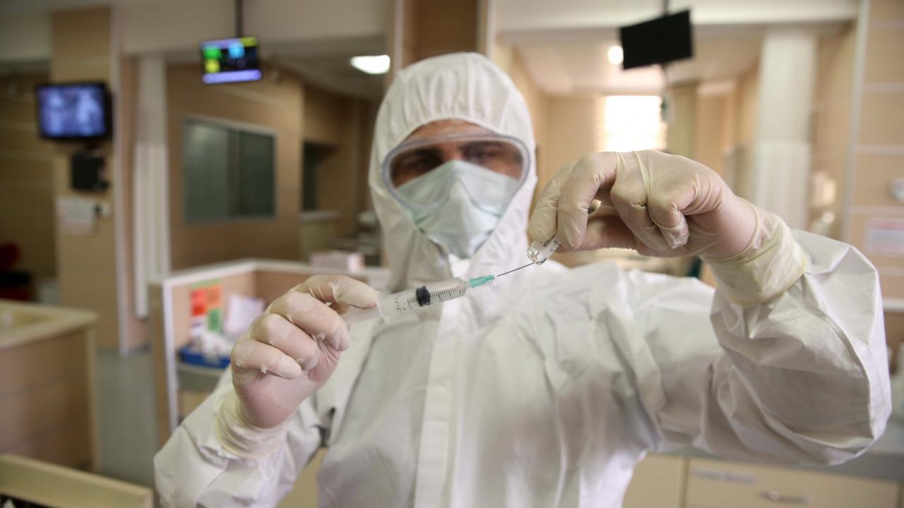 Hindistan’da son açıklanan verilere göre 24 saatte 260 bin 778 vaka tespit edilirken, 1495 kişi de hayatını kaybetti. 