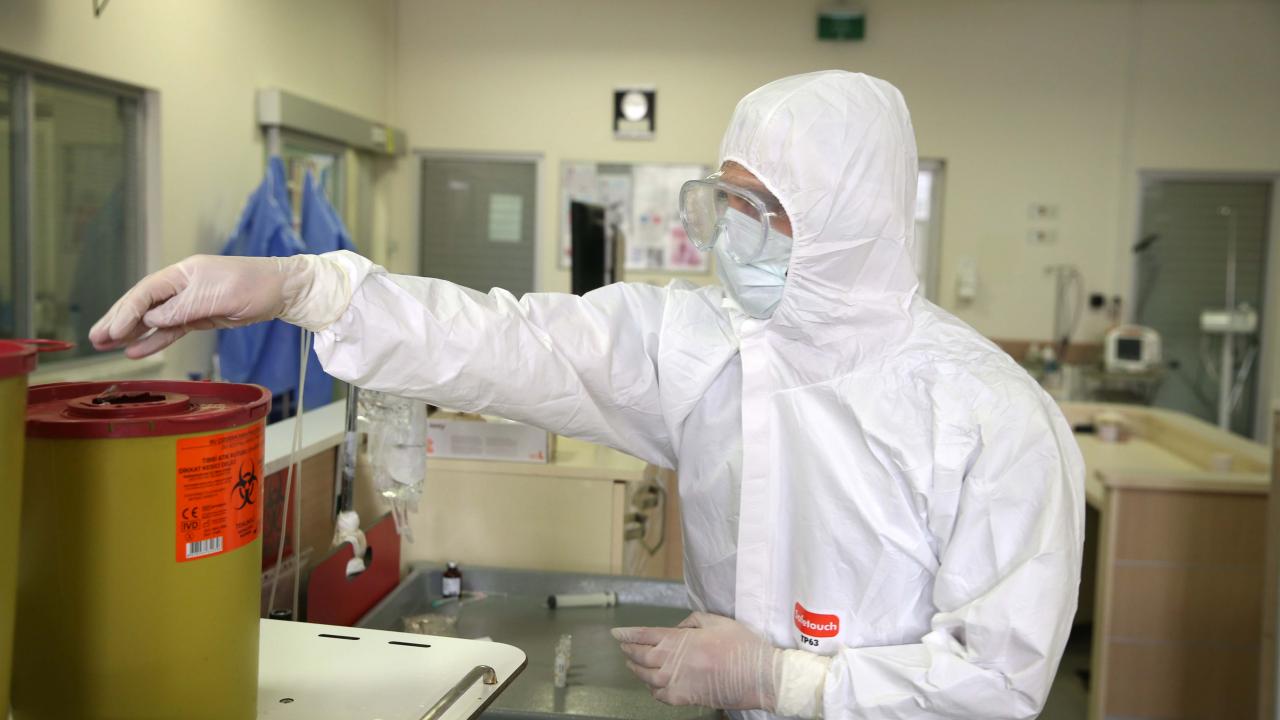 İki ülkede de bilim insanları, yeni dalganın gençlerde, çocuklarda ve bebeklerde etkili olduğu görüşünde. 