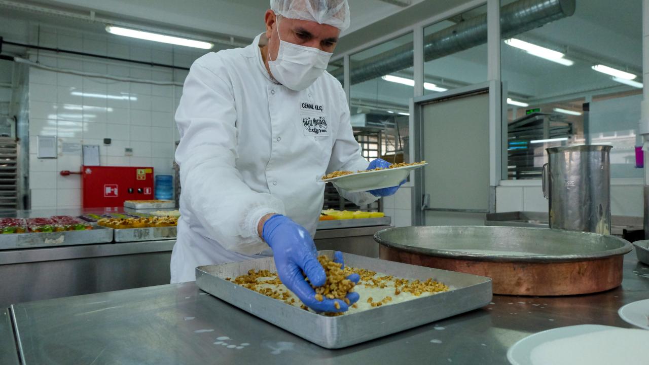 Güllaç yapımında kullanılacak malzemelerin özenle seçilmesi gerektiğini dile getiren Kılıç, iyi bir güllaç için şu tarifi verdi: