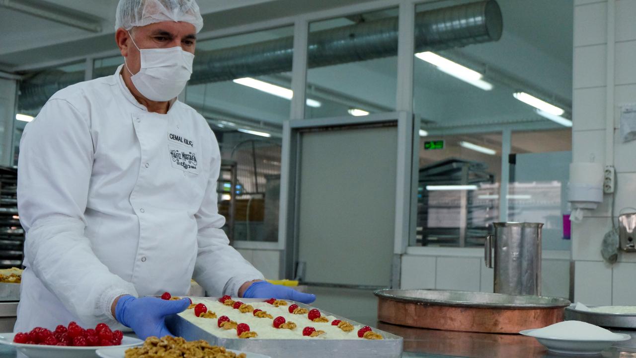 Geleneksel bir tatlı olan güllacın ramazanda daha çok tüketildiğini belirten Aytaç, 