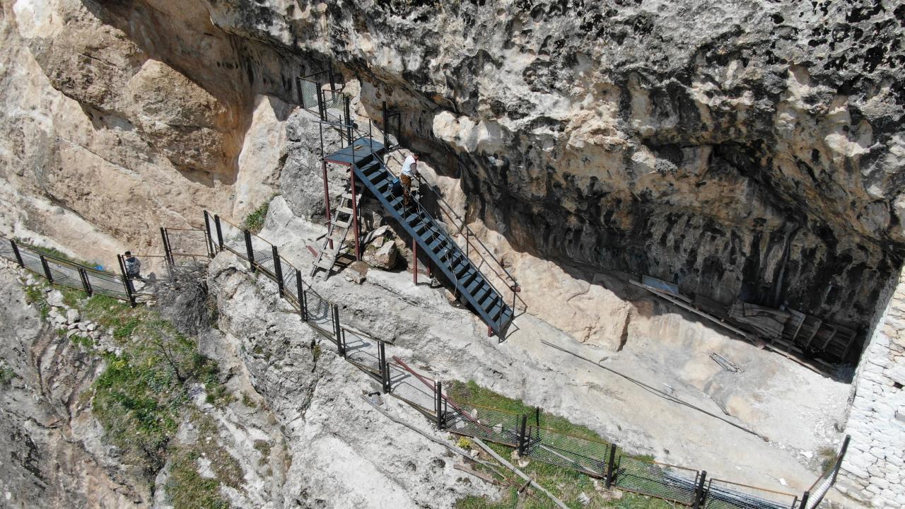 Diyarbakır Büyükşehir Belediyesi, Lice ilçesindeki Ashab-ı Kehf mağarasındaki düzenleme çalışmalarına devam ediyor.