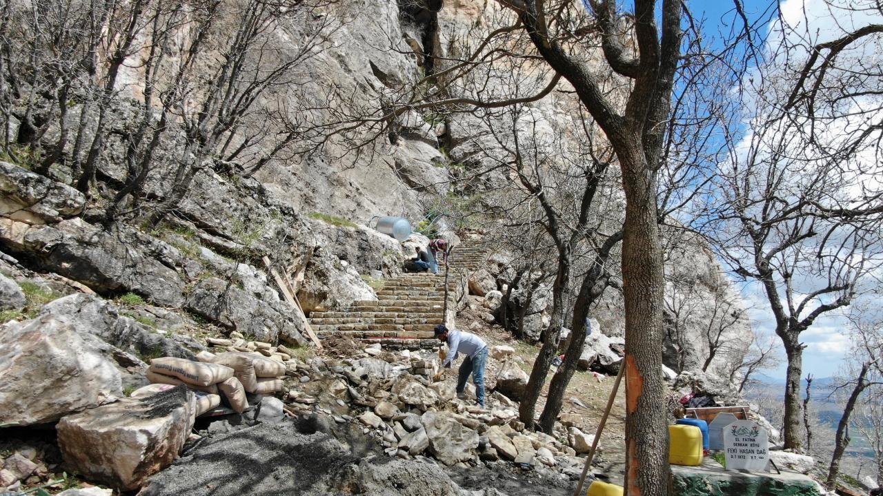 Ekipler, mağaraya giden yolda da taştan merdiven oluşturdu.