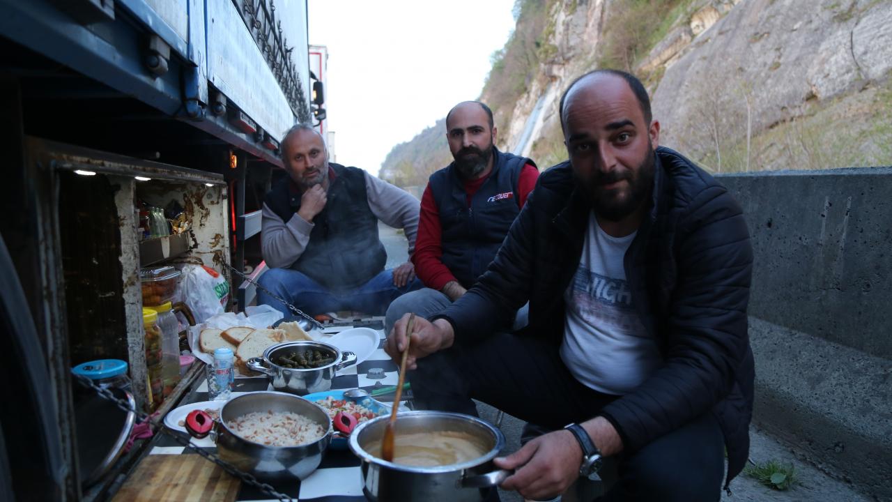 Günlerdir orucu yol kenarında açıyorlar 