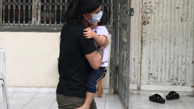 Adanada balkondan aşağıya sarkan çocuğu itfaiye kurtardı
