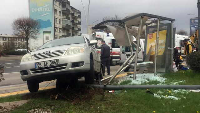 Ankarada otomobil otobüs durağına çarptı: 1 yaralı