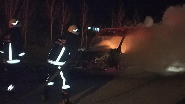 Seyir halindeyken alev alan minibüs küle döndü