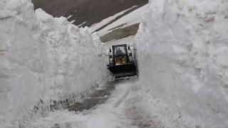 Bahar ayında 10 metrelik karla mücadele ediyorlar