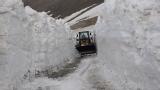 Bahar ayında 10 metrelik karla mücadele ediyorlar
