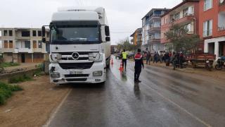 Bursa'da kontrolden çıkan tır motosiklet ile traktöre çarptı