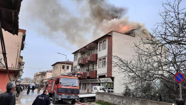 Bursada 4 katlı apartmanda yangın