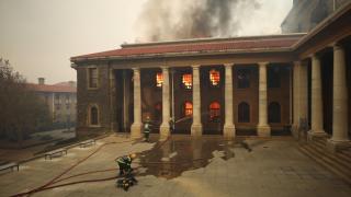 Güney Afrika'da yangın, üniversiteye sıçradı