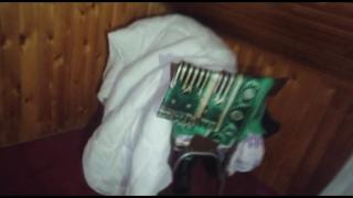 Kumar baskınında ceza yememek için çarşafın altına gizlendi