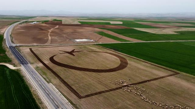 Kırşehirli çiftçi, bayrak sevgisini traktörüyle tarlasına yansıttı