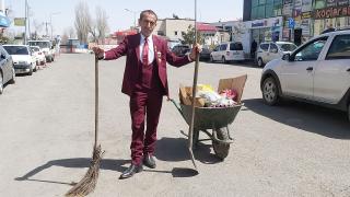 Göle'nin takım elbiseli temizlik işçisi