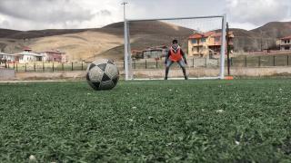 Öğrenciler atık ve atıl malzemelerle halı saha yaptı