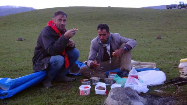 İftar ve sahurlarını meralarda, sürülerinin başında yapıyorlar