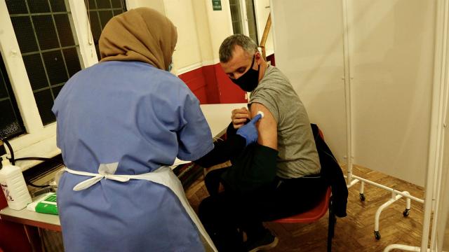 İngilterede oruç tutanlara özel aşı merkezleri kuruldu