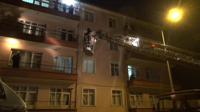 Oğlu uyuya kalan anne, itfaiye yardımıyla eve girdi