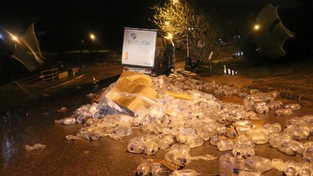 İzmirde kazanın ardından su şişeleri yola savruldu
