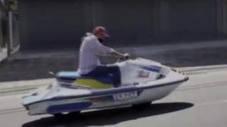 Jet skiye tekerlek taktı, otoyola çıktı