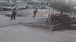 Düşen sunta yığınının altında kalmaktan son anda kurtuldular