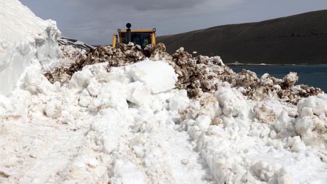Ağrıda 6 aydır kapalı olan Balık Gölü ile çevre köy yolları ulaşıma açıldı