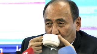 Kırgız Bakan koronavirüse karşı 'zehirli bitki çayı' içti