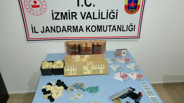 İzmirde kumar oynayan ve Covid-19 tedbirlerine uymayan 21 kişiye para cezası
