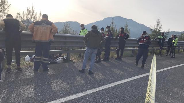 Yarış motosikleti kontrolden çıktı, bariyerlere çarptı: 2 ölü