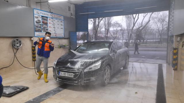İstanbula çamur yağdı, sürücüler soluğu oto yıkamacılarda aldı