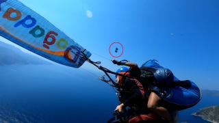 Yamaç paraşütünde uçan gözlüğü kucağına düştü