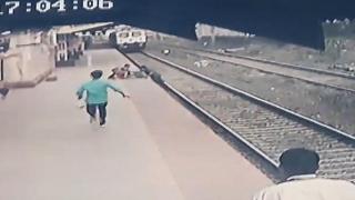 Hindistan'da istasyon çalışanı raylara düşen çocuğu son anda kurtardı