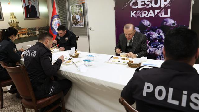 Cumhurbaşkanı Erdoğan polislerle iftar yaptı