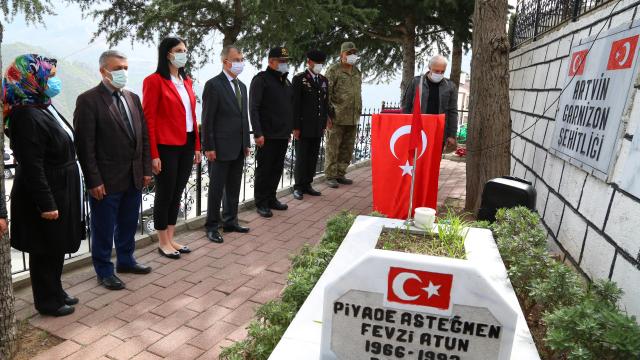 Artvinde Şehitler Haftası dolayısıyla şehitlik ziyaret edildi