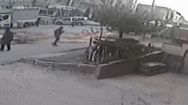 Kamyondan sunta yığını yola düştü; 2 kişi ezilmekten son anda kurtuldu