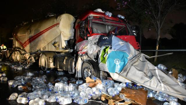 Tır, park halindeki beton mikserine çarptı, su şişeleri yola savruldu