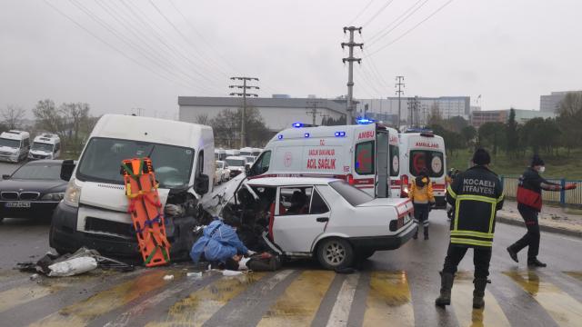 Kocaelide 6 kişinin yaralandığı otomobil ile panelvanın çarpışması güvenlik kamerasına yansıdı