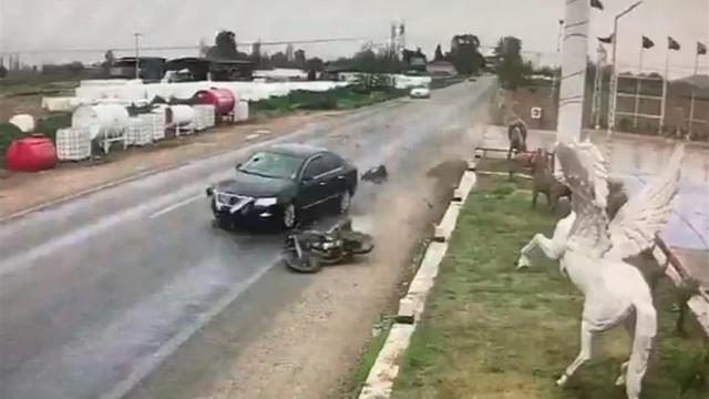İzmirde otomobilin çarptığı motosiklet sürücüsü ağır yaralandı